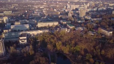 Hava 4k pitoresk drone uçuş sakin küçük şehir cityscape ayna yüzey göl günbatımı Park ile üzerinden. Kişinev, Moldova.