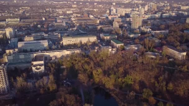 Pittoreskt Antenn Drone Flygning Över Lugn Liten Stad Stadsbilden Med — Stockvideo
