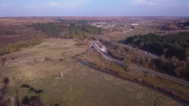 4 k hava görünümünü uçuş Otoban üzerinden. Road Araçlar günlük trafik arabalar yukarıdaki her iki yönde görünümünde hareket ediyor