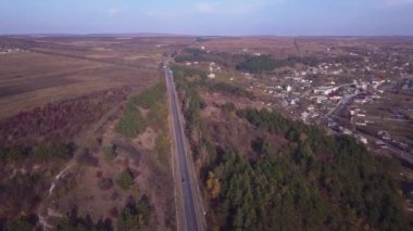 4 k hava görünümünü uçuş Otoban üzerinden. Road Araçlar günlük trafik arabalar yukarıdaki her iki yönde görünümünde hareket ediyor