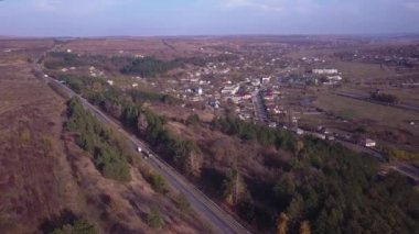 4 k hava görünümünü uçuş Otoban üzerinden. Road Araçlar günlük trafik arabalar yukarıdaki her iki yönde görünümünde hareket ediyor