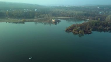 Echo Park Lake, Kişinev, Moldova Cumhuriyeti Hava görüntüleri. Göl ve smille Köprüsü'nün görünümü.