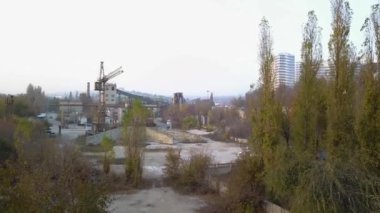 Endüstriyel bölge Kişinev, Moldova hava Drone uçuş görüntüleri. Kentsel binalar, fabrika, elektrik santrali. Üstten görünüm.