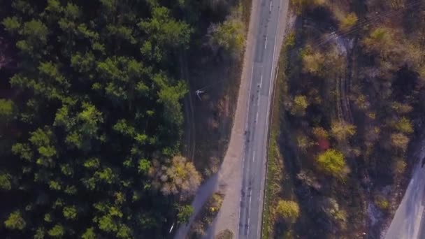 ธรรมชาต ยวบ นเหน อทางหลวงใกล ทางแยกถนนใกล ทางรถไฟจากความส การจราจรรถยนต บนทางหลวง — วีดีโอสต็อก