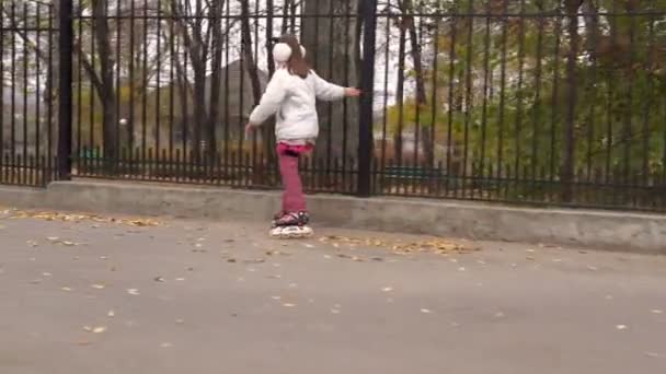 Paseo Niña Parque Otoño Patines Deporte Recreaciones — Vídeo de stock