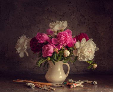 Beyaz ve pembe peonies ile natürmort.
