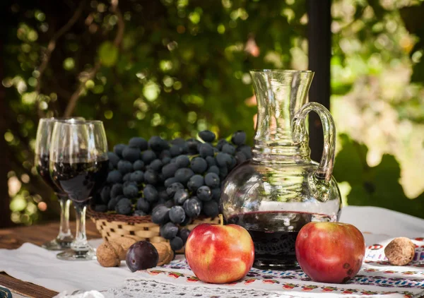 Wine in glasses with bunch of grape. — Stock Photo, Image