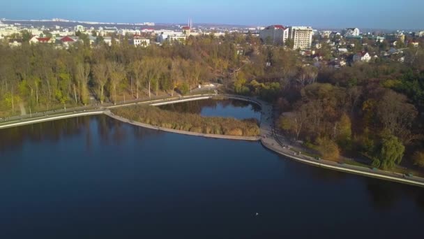 Images aériennes sur Echo Park Lake, Kishinev, République de Moldavie. Vue du lac et du pont Smille .
