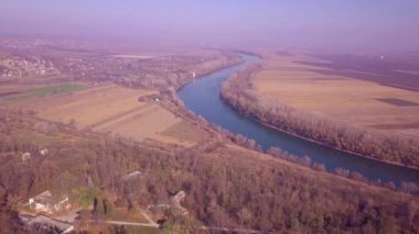 Yavaş drone uçuş mavi nehir ve tarım arazileri üzerinde. Dinyester Nehri, Moldova Cumhuriyeti. 4 k kuş görünümü göz