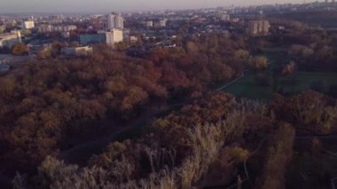 Sonbahar park şehrin üzerinde bir uçuş. Kişinev, Moldova.