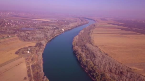 Vol Lent Drone Dessus Rivière Bleue Des Terres Agricoles Rivière — Video