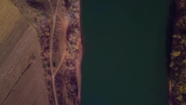 Κορυφαίες Drone Πτήση Πάνω Από Ποτάμι Και Γεωργικών Εκτάσεων Ποταμού — Αρχείο Βίντεο