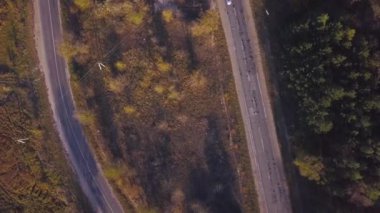Doğa. Uçuş forest yakınındaki karayolu, yol kavşak yükseklikten demiryolu, karayolu üzerinde otomobil trafik yakınındaki.