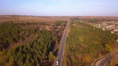 4 k hava görünümünü uçuş Otoban üzerinden. Road Araçlar günlük trafik arabalar yukarıdaki her iki yönde görünümünde hareket ediyor