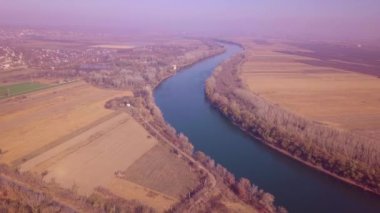 Yavaş drone uçuş mavi nehir ve tarım arazileri üzerinde. Dinyester Nehri, Moldova Cumhuriyeti. 4 k kuş görünümü göz