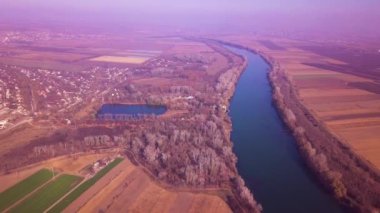 Yavaş drone uçuş mavi nehir ve tarım arazileri üzerinde. Dinyester Nehri, Moldova Cumhuriyeti. 4 k kuş görünümü göz