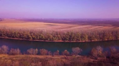 Yavaş drone uçuş mavi nehir ve tarım arazileri üzerinde. Dinyester Nehri, Moldova Cumhuriyeti. 4 k kuş görünümü göz