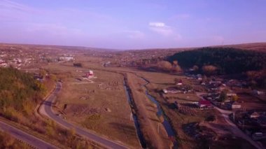 4 k hava görünümünü uçuş Otoban üzerinden. Road Araçlar günlük trafik arabalar yukarıdaki her iki yönde görünümünde hareket ediyor