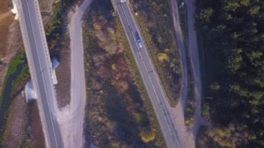 Doğa. Uçuş forest yakınındaki karayolu, yol kavşak yükseklikten demiryolu, karayolu üzerinde otomobil trafik yakınındaki.