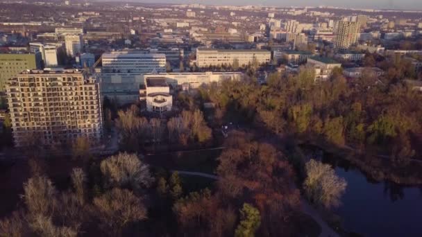 Ein Flug Über Den Herbstpark Der Stadt Kischinew Moldawien — Stockvideo
