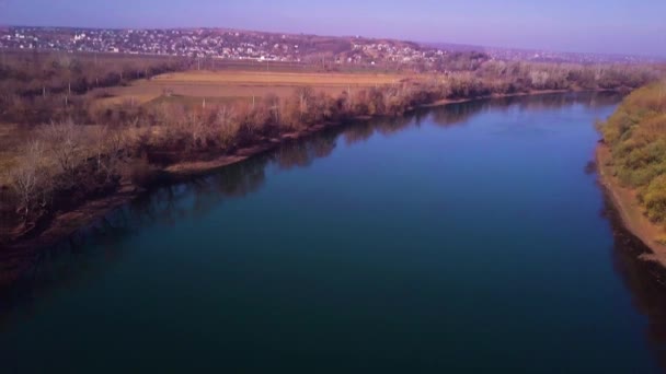青い川と農地遅い無人飛行 ドニエストル川 モルドバ共和国 鳥瞰図します — ストック動画