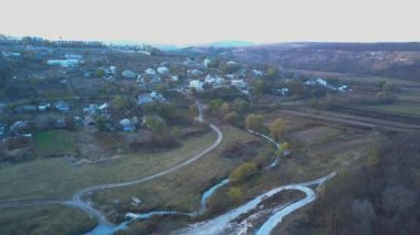 Kamera uçuş üzerinde küçük bir köy. Moldova Cumhuriyeti Avrupa '.