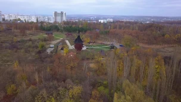 Lot Nad Stary Drewniany Kościół Peryferiach Miasta Kiszyniów Mołdawia — Wideo stockowe