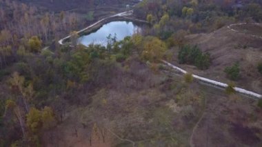 göl ve orman üzerinde sonbahar uçuş