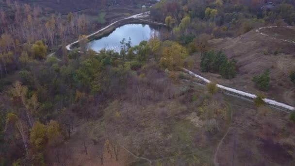 Voo Sobre Lago Floresta Outono — Vídeo de Stock