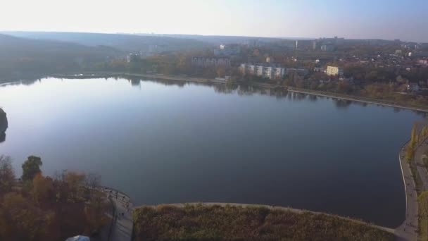 vue aérienne du beau parc avec lac, vue aérienne du parc à Kishinev. Vol de retour sur le magnifique parc avec des lacs .