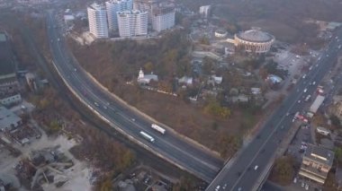 Helikopter uçuş Kisinev şehir karayolu üzerinde. Bahçe Çevre yolu trafik. Havadan görünümü.