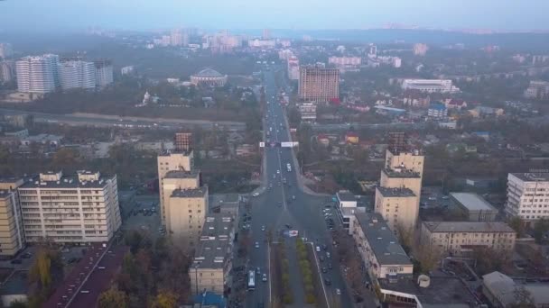 Kisinev 市の高速道路上のヘリコプター飛行 庭の環状道路交通 航空写真ビュー — ストック動画