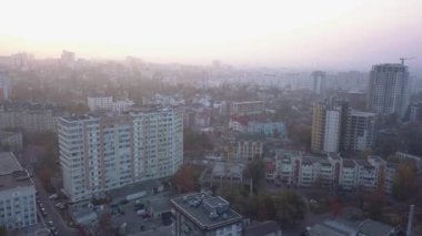 Yeni binalar ve Sokağı'nda günbatımı hava görünümünü. Kişinev şehir, Moldova