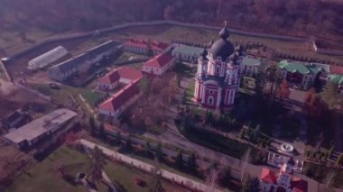 Uçuş üzerinde Hıristiyan kilise kubbe veya Manastırı. Kurki Hıristiyan manastır. Moldova Cumhuriyeti.