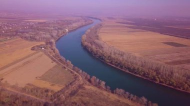 Yavaş drone uçuş mavi nehir ve tarım arazileri üzerinde. Dinyester Nehri, Moldova Cumhuriyeti. 4 k kuş görünümü göz