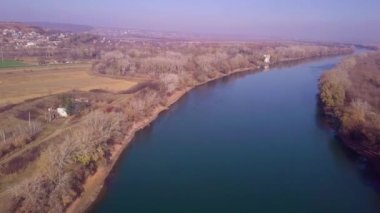 Yavaş drone uçuş mavi nehir ve tarım arazileri üzerinde. Dinyester Nehri, Moldova Cumhuriyeti. 4 k kuş görünümü göz