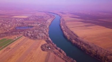 Yavaş drone uçuş mavi nehir ve tarım arazileri üzerinde. Dinyester Nehri, Moldova Cumhuriyeti. 4 k kuş görünümü göz