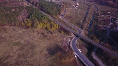 4 k hava görünümünü uçuş Otoban üzerinden. Road Araçlar günlük trafik arabalar yukarıdaki her iki yönde görünümünde hareket ediyor