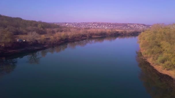 Lassú Drone Repülés Kék Folyó Mezőgazdasági Földeket Dnyeszter Folyó Moldova — Stock videók