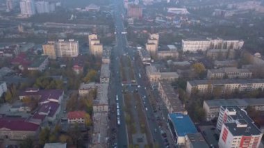 Helikopter uçuş Kisinev şehir karayolu üzerinde. Bahçe Çevre yolu trafik. Havadan görünümü.