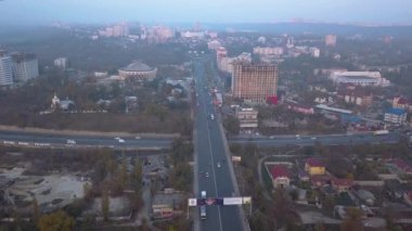 Helikopter uçuş Kisinev şehir karayolu üzerinde. Bahçe Çevre yolu trafik. Havadan görünümü.