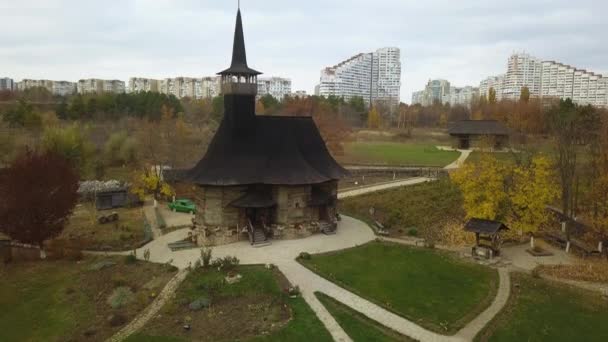 Flug Über Alte Holzkirche Rande Der Stadt Kishinev Republik Moldau — Stockvideo