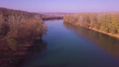 Yavaş drone uçuş mavi nehir ve tarım arazileri üzerinde. Dinyester Nehri, Moldova Cumhuriyeti. 4 k kuş görünümü göz