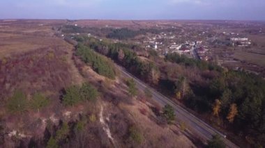 4 k hava görünümünü uçuş Otoban üzerinden. Road Araçlar günlük trafik arabalar yukarıdaki her iki yönde görünümünde hareket ediyor