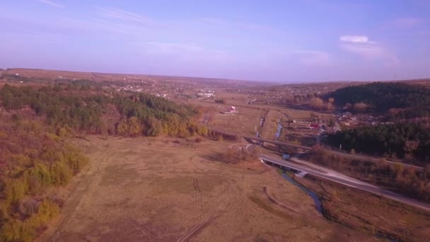 Flygfoto Flygning Över Motorvägen Fordon Daglig Trafik Bilar Väg Båda — Stockvideo