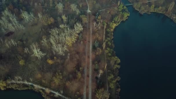Images aériennes sur Echo Park Lake, Kishinev, République de Moldavie. Vue du lac et du pont Smille .