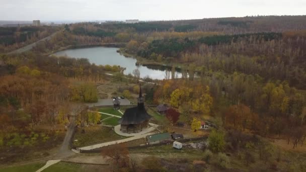 Vuelo Sobre Antigua Iglesia Madera Periferia Ciudad Kishinev República Moldavia — Vídeo de stock