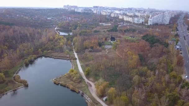 Voo Sobre Lago Floresta Outono Periferia Cidade Kishinev Moldávia — Vídeo de Stock