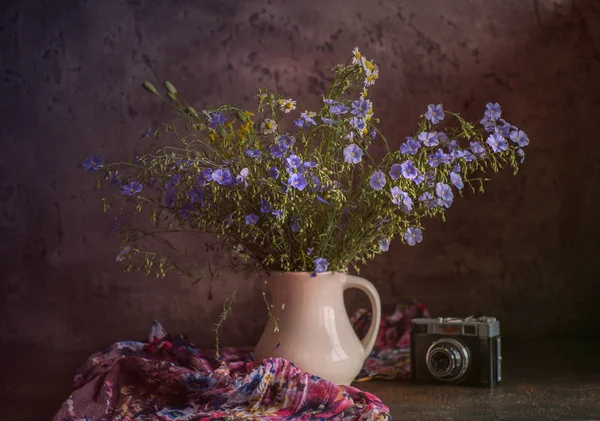 仍然生活与野花 花瓶里的蓝色野花 质朴的台阶 — 图库照片