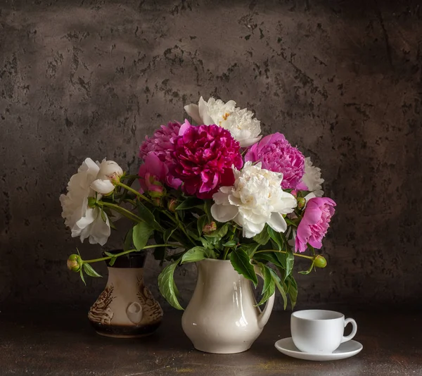 Vazoda Beyaz Pembe Peonies Ile Natürmort — Stok fotoğraf